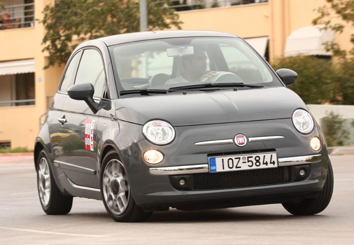 Το 500ράκι της Fiat είναι ένα mini αυτοκίνητο με maximum ταμπεραμέντο, γεγονός που του χαρίζει εμπορική επιτυχία.